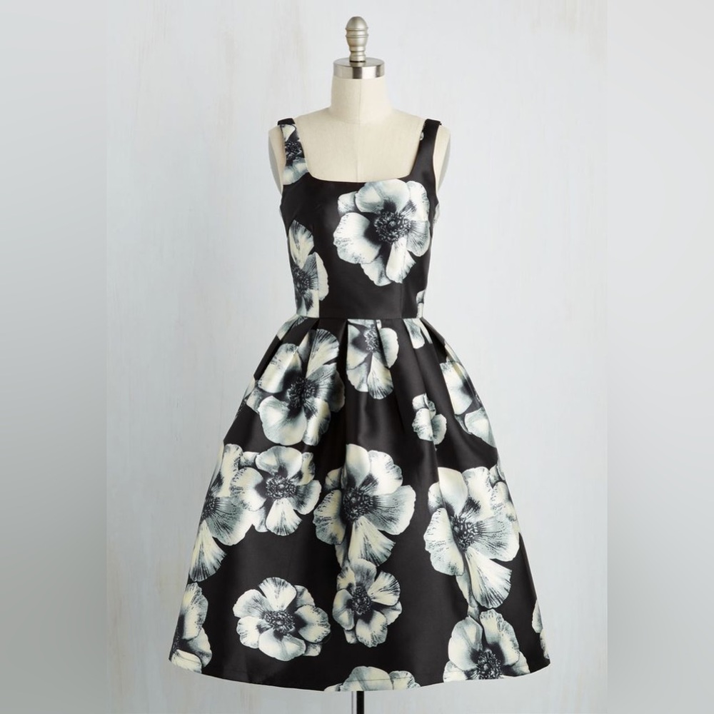 ModCloth Chi Chi London In the Stunning Floral Dress - Size 2